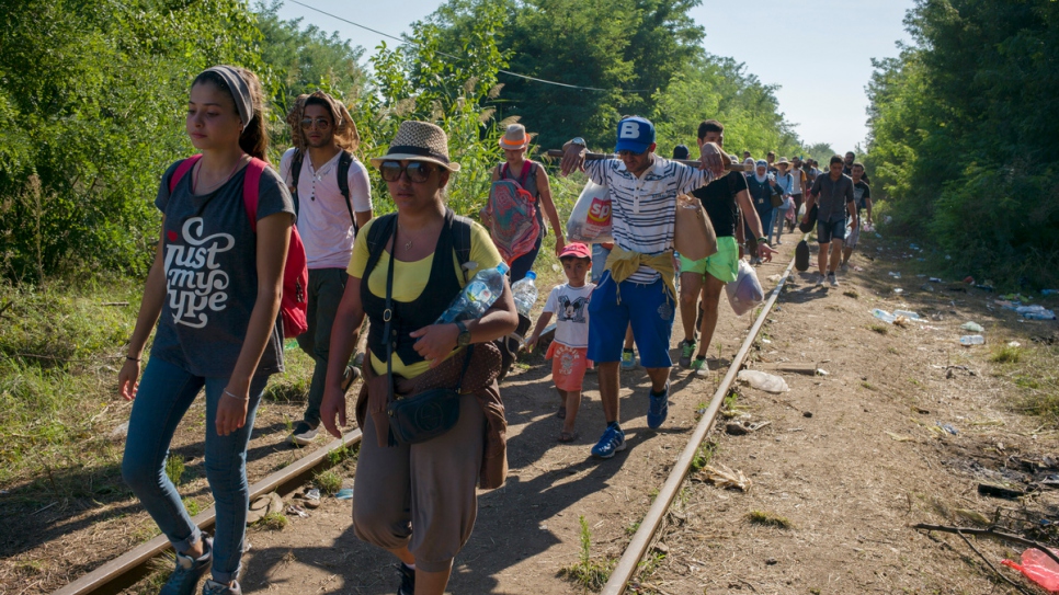 Durante su viaje de Grecia a Alemania en 2015, Yusra (a la izquierda) viajó por Hungría con otros solicitantes de asilo.