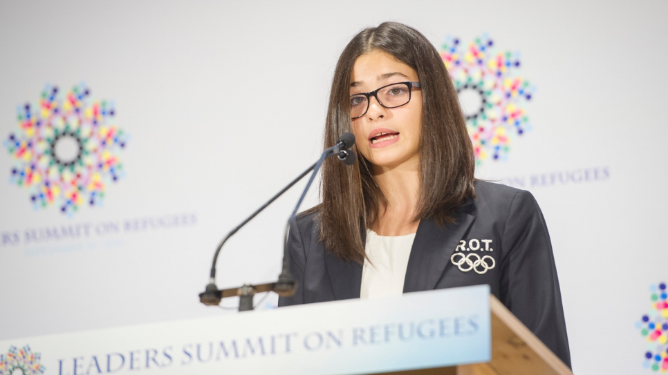 La refugiada siria Yusra Mardini se dirige a los líderes mundiales en una reunión de alto nivel sobre refugiados que tuvo lugar en Nueva York en septiembre de 2016.
