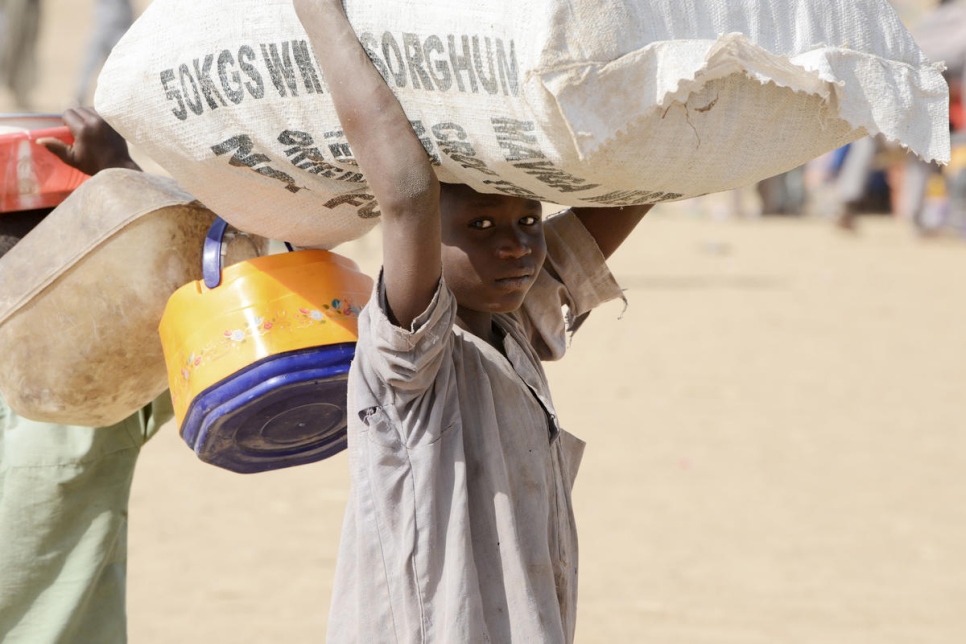 Un enfant nigérian transporte ses affaires alors qu'il arrive à Goura, au Cameroun. 