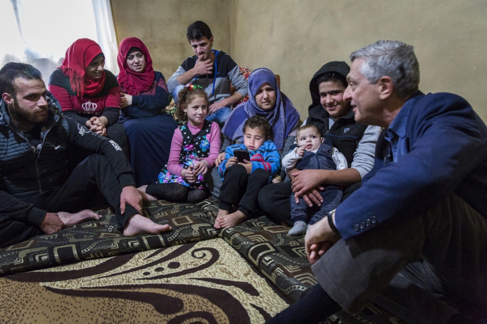 Le Haut Commissaire des Nations Unies pour les réfugiés Filippo Grandi s'entretient avec des réfugiés syriens à Bhannine, au nord du Liban. Mars 2019. 