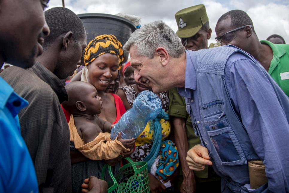 Le Haut Commissaire des Nations Unies pour les réfugiés Filippo Grandi lors d'une rencontre avec des réfugiés au camp de Nyarugusu, en Tanzanie. 