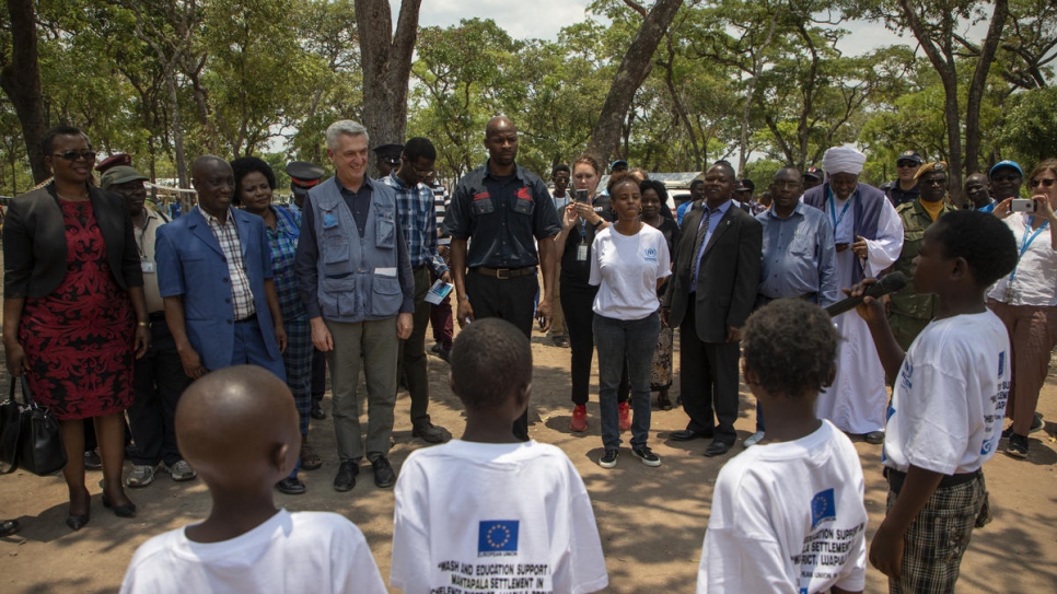 Le Haut Commissaire des Nations Unies pour les réfugiés Filippo Grandi accueilli par de jeunes réfugiés originaires de la République démocratique du Congo au camp de Mantapala, Zambie. 