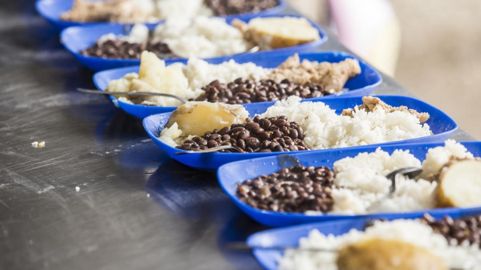 Des assiettes de riz et de haricots sur un comptoir de la cuisine de La Divina Providencia que gère le diocèse de l'Église catholique de Cúcuta, Colombie. 