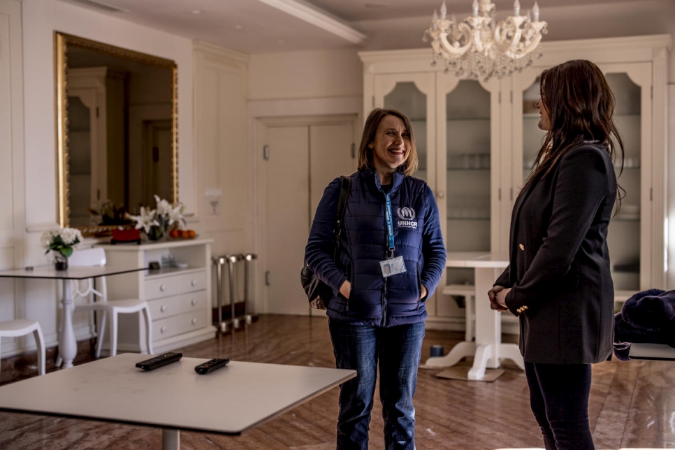 Darka Minic (à gauche), employée du HCR en charge de la protection, discute avec Simona, la directrice de l'hôtel. 