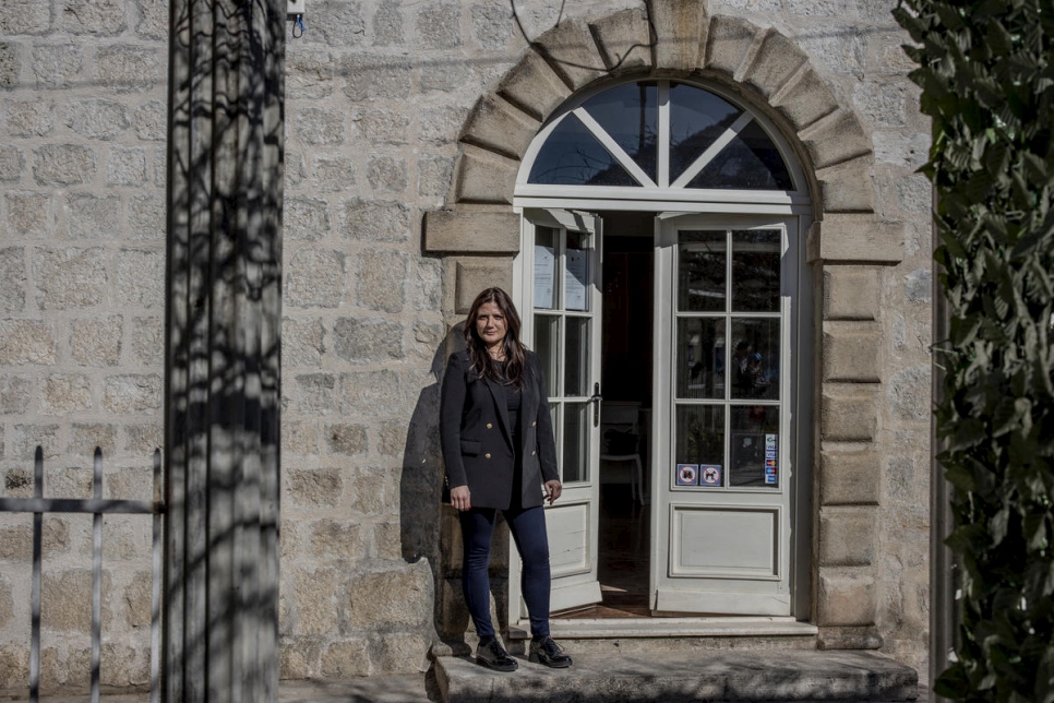 La directrice de l'hôtel, Simona Pulcinelli, se tient à l'entrée de la Villa Perast. 