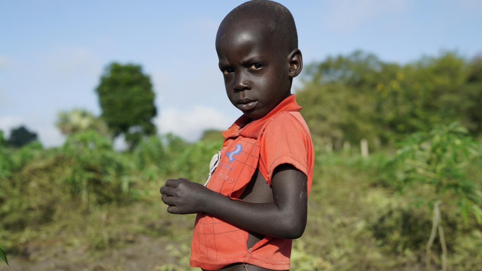Un des enfants de Queen Chandia sur sa terre agricole, au camp de Oliji. 
