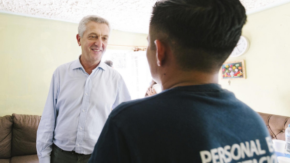 Filippo Grandi discute avec une famille de réfugiés originaires du Salvador lors d'une visite à Saltillo, au Mexique.
