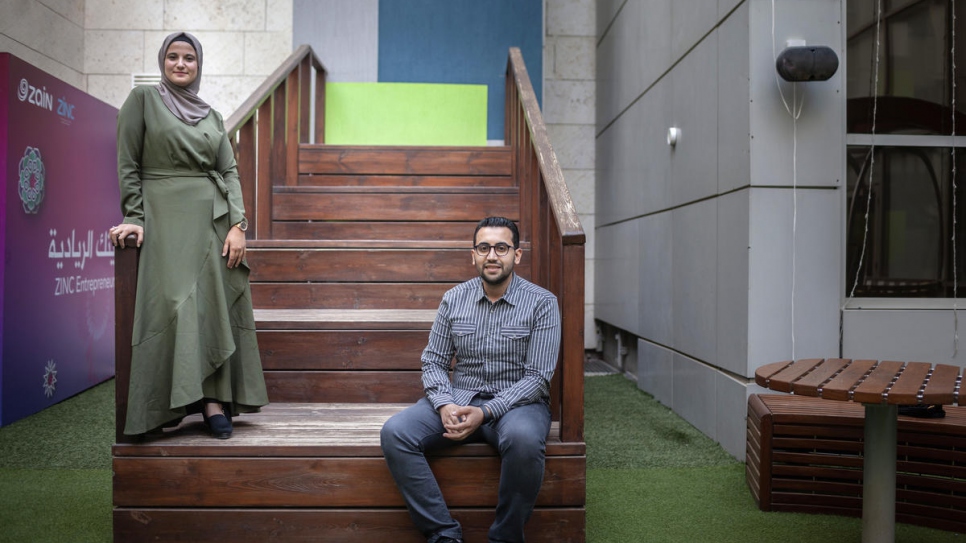 Ehab Kahwati (à droite), réfugié syrien, en plein cours lors d'un atelier sur le numérique avec des étudiants de l'Université du Yarmouk, en Jordanie.