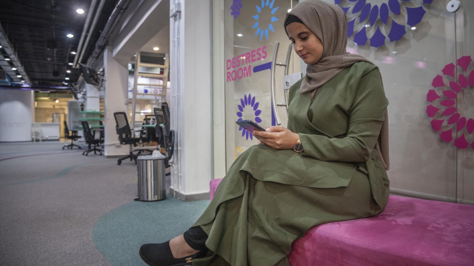 Amani vérifie ses messages au Campus pour l'innovation de Zain à Amman où elle vient souvent travailler avec Ehab, son partenaire commercial. 