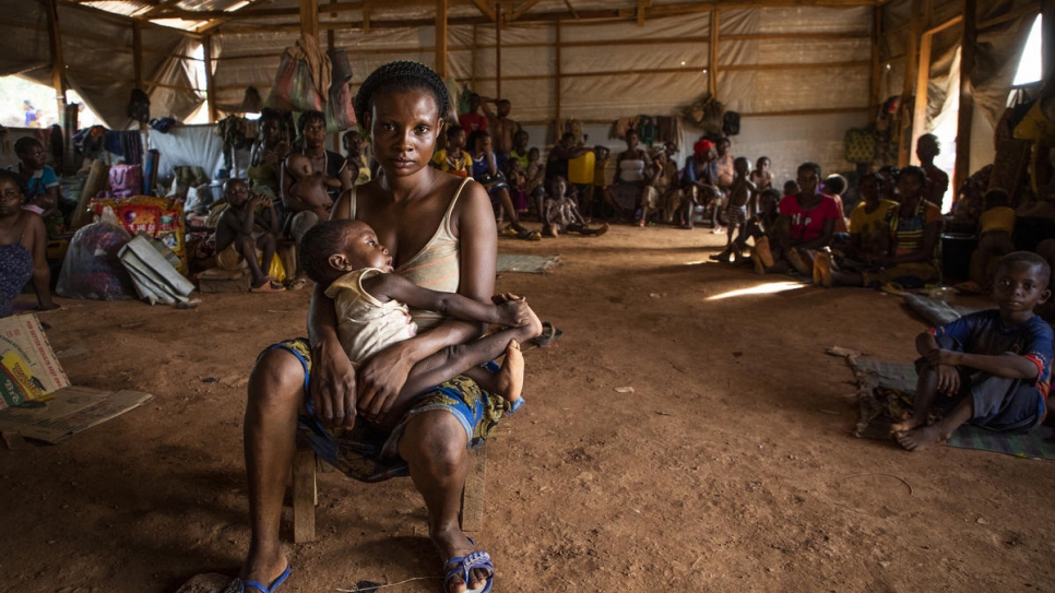 « Nous sommes en sécurité ici, mais nous souffrons. Mon enfant est malade. Nous avons besoin d'aide. » Jecinta Iyale, âgée de 18 ans et originaire d'Akwaya, au Cameroun, tient son enfant sur ses genoux dans le camp de réfugiés d'Agadom, à Ogoja, au Nigéria. 