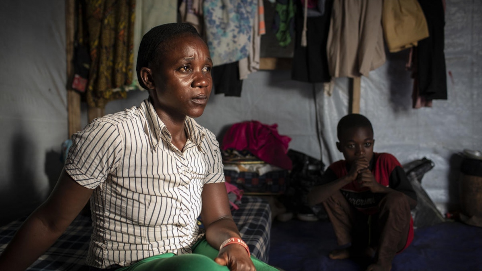 « Voici le message que je vous livre avec mes larmes. Transmettez-le : nous souffrons. » Rachel Agah, une réfugiée anglophone âgée de 27 ans et originaire du Cameroun, est assise dans son abri provisoire dans le camp de réfugiés d'Agadom à Ogoja, au Nigéria. 