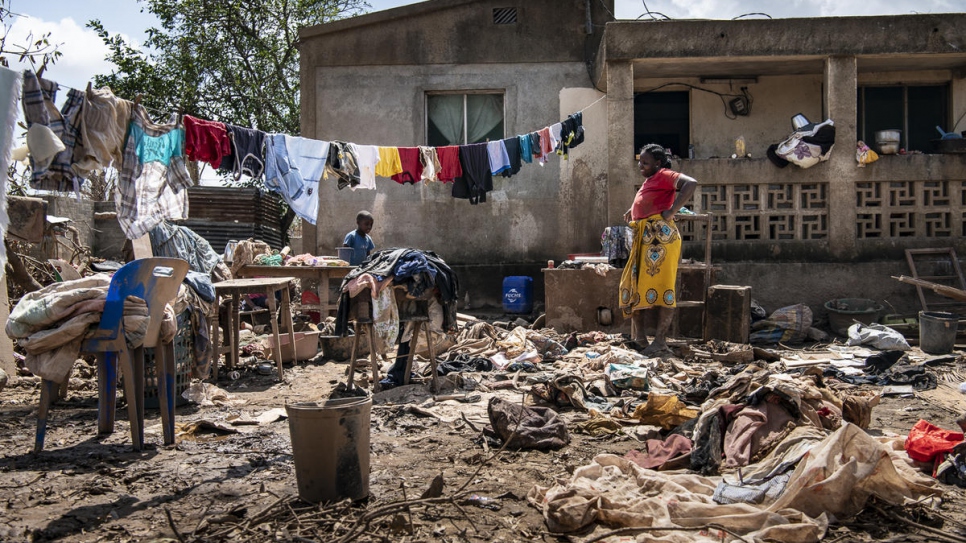 Une famille étale ses possessions à sécher devant la maison après les ravages provoqués par le cyclone Idai dans la ville de Buzi, Mozambique. 