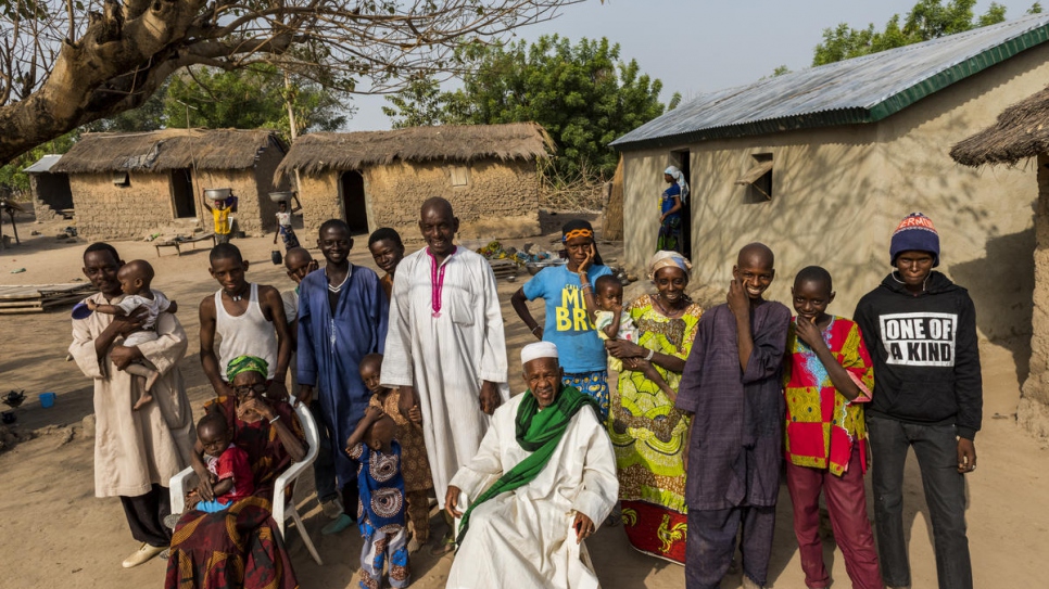 Le fils d'Animata Sidibé, Seydou Tall (debout au centre en blanc), pose avec des proches devant sa maison à Kong, en Côte d'Ivoire. 