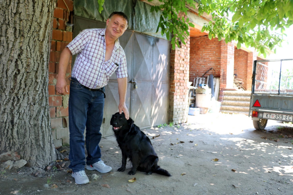 Bedri Hoti et son chien Lux devant chez lui à Novska en Croatie. Bien qu'il ait passé la majeure partie de sa vie en Croatie, les autorités ne reconnaissent pas son droit d'y vivre.