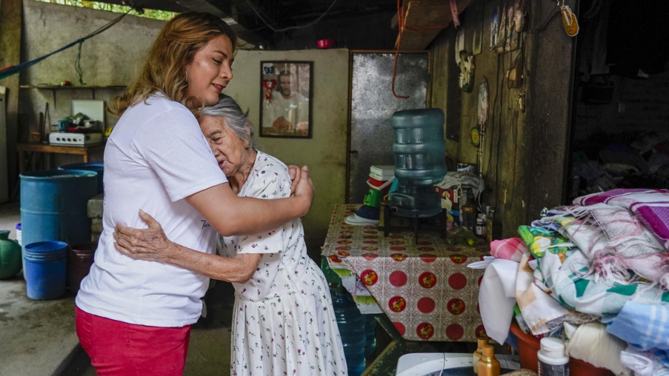 La militante LGBTI Bianka Rodriguez rend visite à sa grand-mère, Maria Estebana, chez elle à San Salvador. 