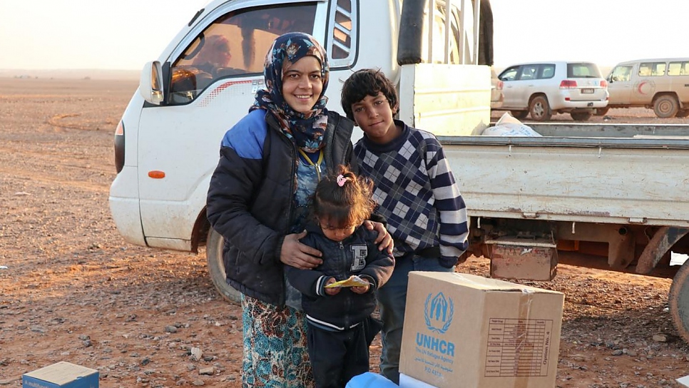 Une famille déplacée de Homs reçoit des articles de première nécessité livrés par un convoi conjoint des Nations Unies et du Croissant-Rouge arabe syrien vers Rukban, en Syrie. 