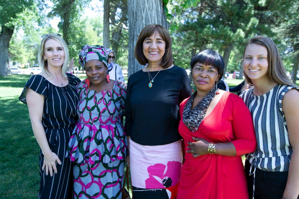 De izquierda a derecha: La  responsable de oficina de Women of the World, Heidi Christensen; la participante Vestine MnKeshimana, la fundadora y nominada al premio Nansen Samira Harnish, la participante Rosette Kindja y la gestora de casos McKensie Cantlon. 