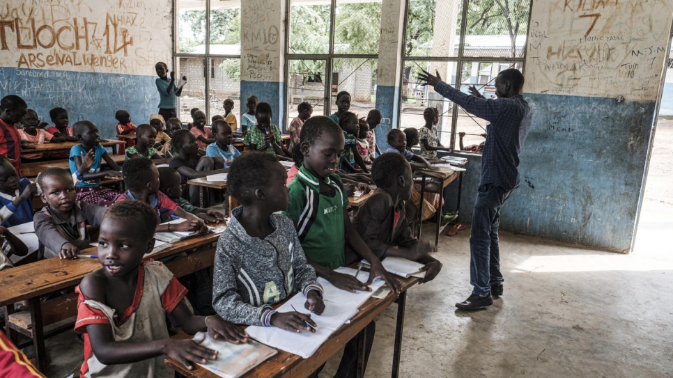 Koat Reath en train de faire cours à une centaine d'élèves au camp de réfugiés de Jewi à 	Gambella, Éthiopie. 