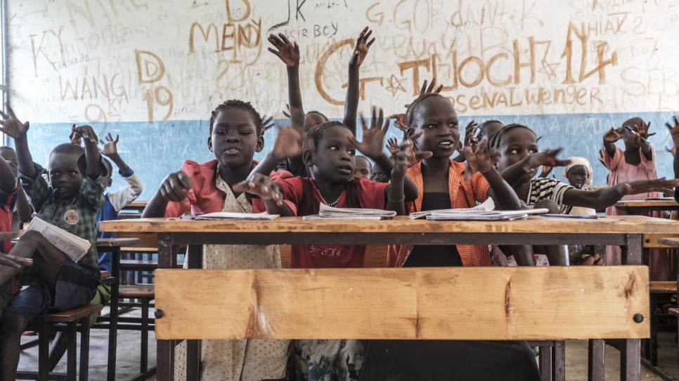 De jeunes réfugiés sud-soudanais en classe à l'école primaire du camp de réfugiés de 	Jewi à Gambella, Éthiopie. « S'ils ne reçoivent pas un bon enseignement, ils ne réussiront 	pas » dit l'enseignant Koat Reath.