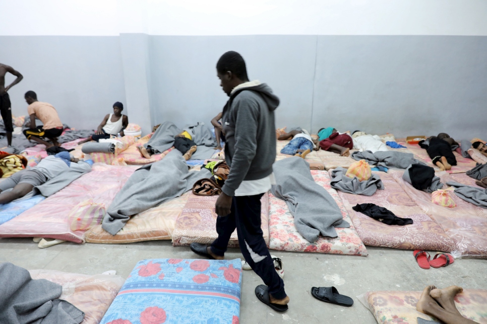 Des réfugiés et des migrants dorment sur des matelas à même le sol dans le centre de détention de Tariq al-Sikka à Tripoli, en Libye. Mai 2017. 