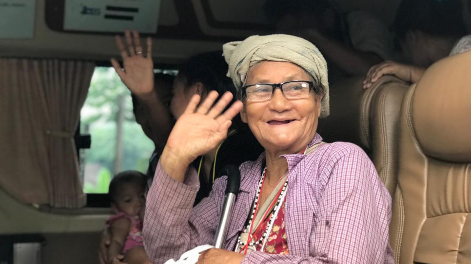 Pree, une réfugiée de 82 ans originaire du Myanmar, quitte le camp provisoire de Mae La, dans le district de Tha Song Yang, province de Tak, dans l'ouest de la Thaïlande. 