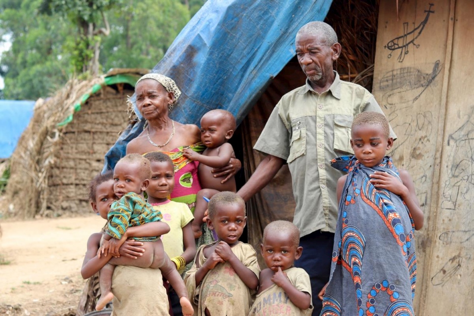 Charlotte, madre desplazada, vive ahora con su familia en un emplazamiento improvisado en Oicha. La familia, que es de la etnia Mbuti, autóctona de la zona donde vivían, huyó de sus tierras en el llamado "triángulo de la muerte", en la provincia de Kivu Norte. 