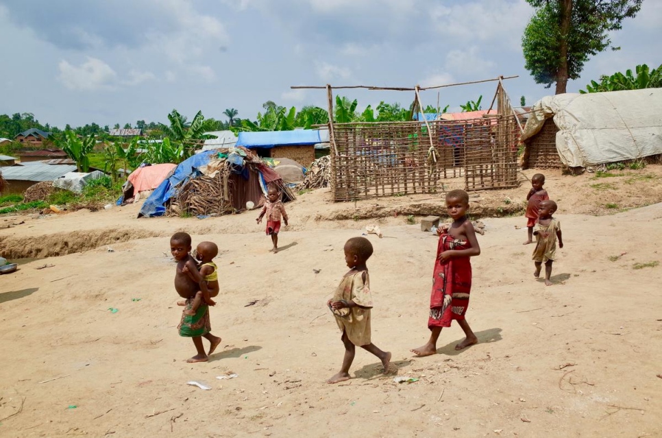 Unos niños caminan en un emplazamiento improvisado que alberga a personas desplazadas internas miembros de la comunidad autóctona Mbuti, en el vecindario de Ruvangira, en Oicha, en la provincia de Kivu Norte.  