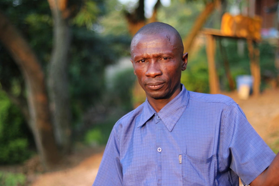 Gabriel, de 43 años, vive en el vecindario de Madiabuana, en Beni. Ha huido dos veces de la violencia, antes de instalarse con su familia hace poco en el vecindario de Madiabuana, en Beni. Acogen a ocho familias desplazadas internas en la pieza anexa de la casa que han alquilado.  