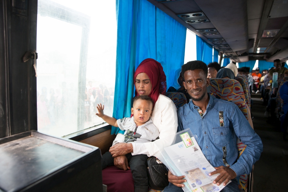Un couple somalien et leur fils âgé d'un an dans un autobus qui se dirige vers l'aéroport à Tripoli, en Libye, pour une évacuation vers l'Italie. 