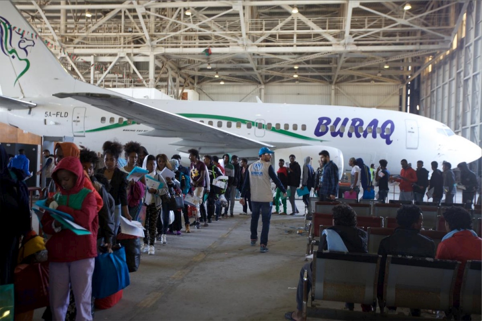 Los refugiados y solicitantes de asilo, mujeres y niños entre ellos, esperan ser trasladados a Níger. 