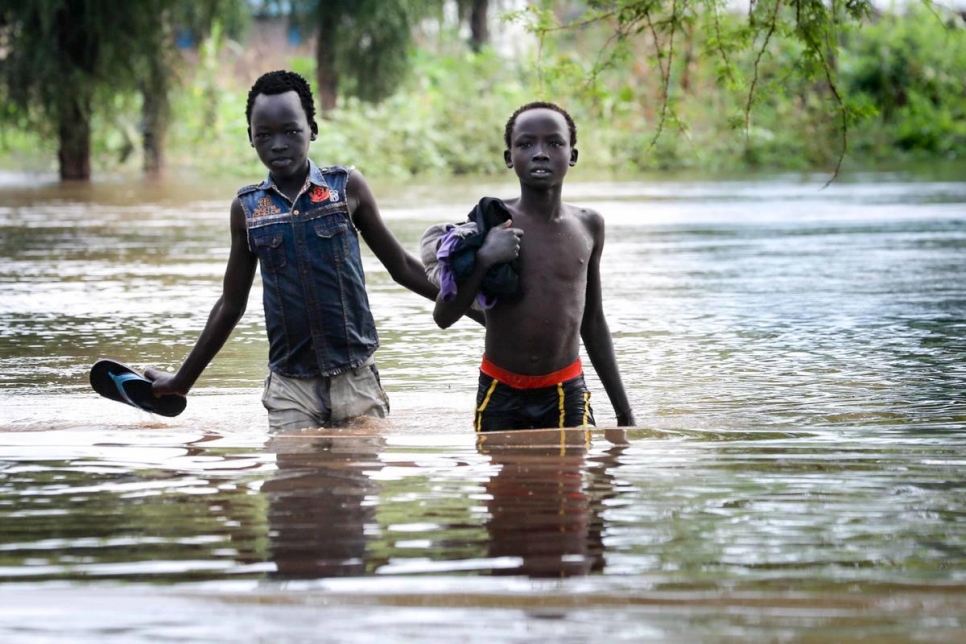 Deux enfants traversent une route inondée dans le comté de Maban, au Soudan du Sud.