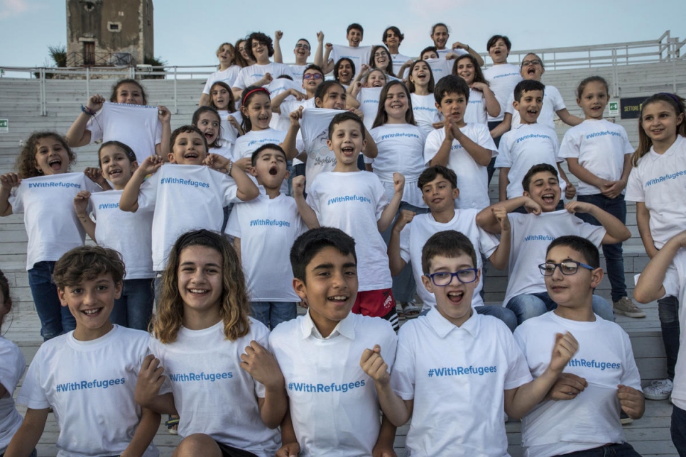 Des enfants attendent le début du spectacle dans le Théâtre grec antique de Syracuse en Sicile.