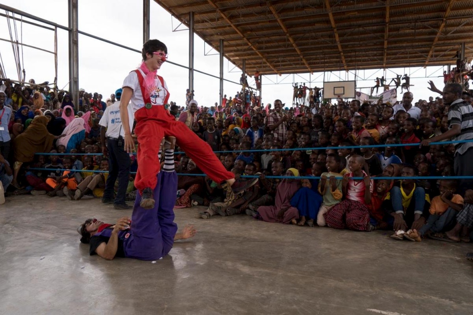 Clowns Without Borders présente un spectacle de clown au camp de réfugiés de Melkadida, en Éthiopie, pour célébrer la Journée mondiale du réfugié.  