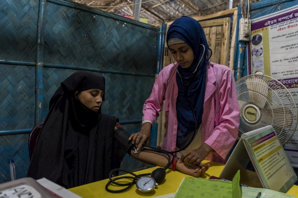 لاجئة حامل تخضع لفحص طبي في مركز الرعاية الصحية الأولية في مخيمات كوتوبالونغ ببنغلاديش.