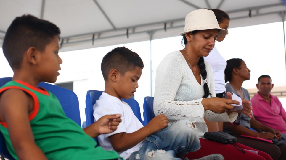 Darlys, une demandeuse d'asile vénézuélienne, et ses enfants attendent de se faire enregistrer au nouveau centre de réception de Maicao, Colombie. 