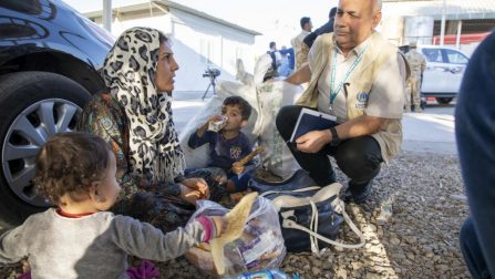 UNHCR-beschermingsteams bieden hulp aan pas aangekomen Syrische vluchtelingen in vluchtelingenkamp Domiz, Koerdistan in Irak. © UNHCR/Firas Al-Khateeb