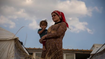Parvin Hussein Bouba, 24, arriveerde gisteren met haar man en vijf kinderen in het Bardarash-kamp in Duhok, Irak. © UNHCR/Hossein Fatemi