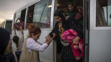 Personeel helpt Syrische vluchtelingen die aankomen met bussen in het Bardarash-kamp in Duhok, Irak. © UNHCR/Hossein Fatemi