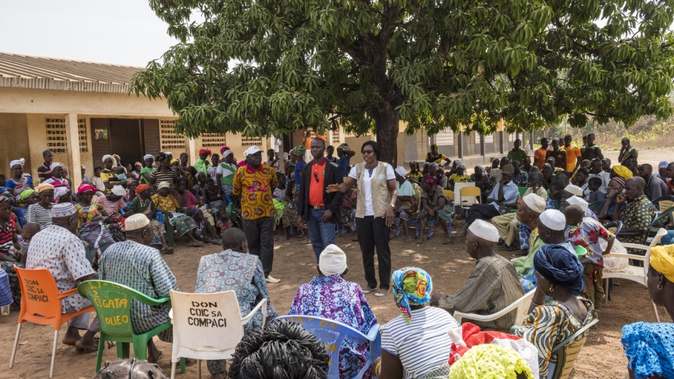 Rosine Zouassi addresses the public meeting in Olleo, Côte d'Ivoire, to persuade people without papers to seek registration.