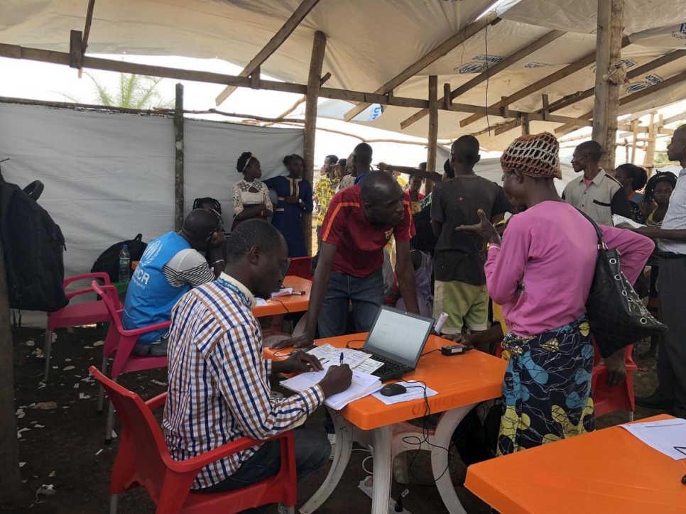 Des employés du HCR enregistrent les réfugiés congolais de retour depuis l'Angola. Les rapaptriés se sont installés dans un camp de fortune à Kananga, en République démocratique du Congo. 
