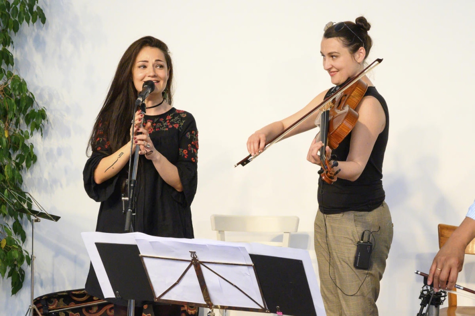 La réfugiée et chanteuse syrienne Basma Jabr, 35 ans, avec la violoniste Jelena Poprzan, dans un atelier à Vienne destiné à rendre la musique accessible à tous. Le célèbre violoncelliste de renommée mondiale Yo-Yo Ma a également pris part à l'événement et le Secrétaire général de l'ONU António Guterres était dans l'assistance. 