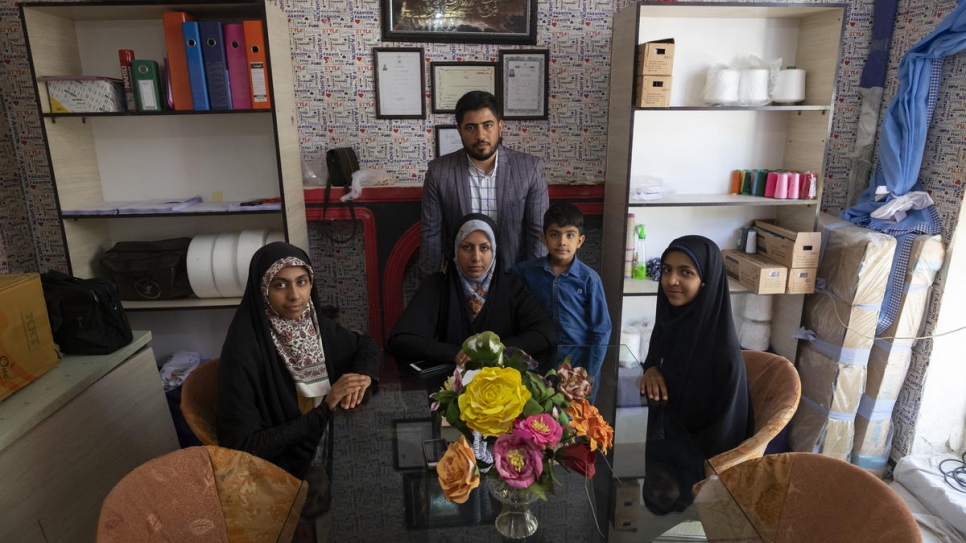 Zeynab (au centre) avec son mari et ses enfants chez eux à Chiraz. 