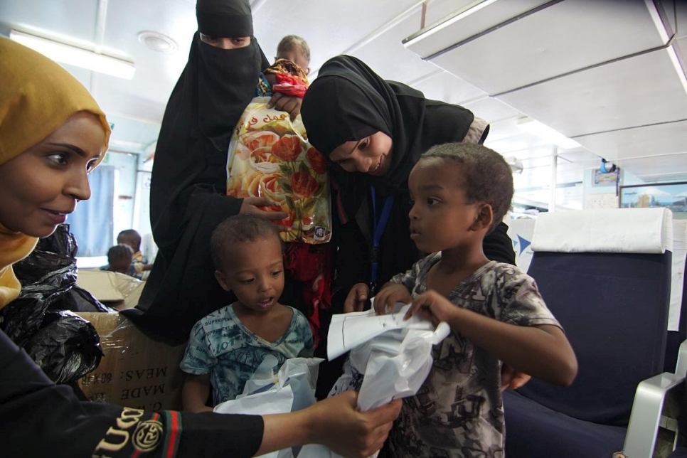 Des réfugiés somaliens se préparent à rentrer chez eux à bord d'un ferry depuis le port d'Aden, au Yémen. 