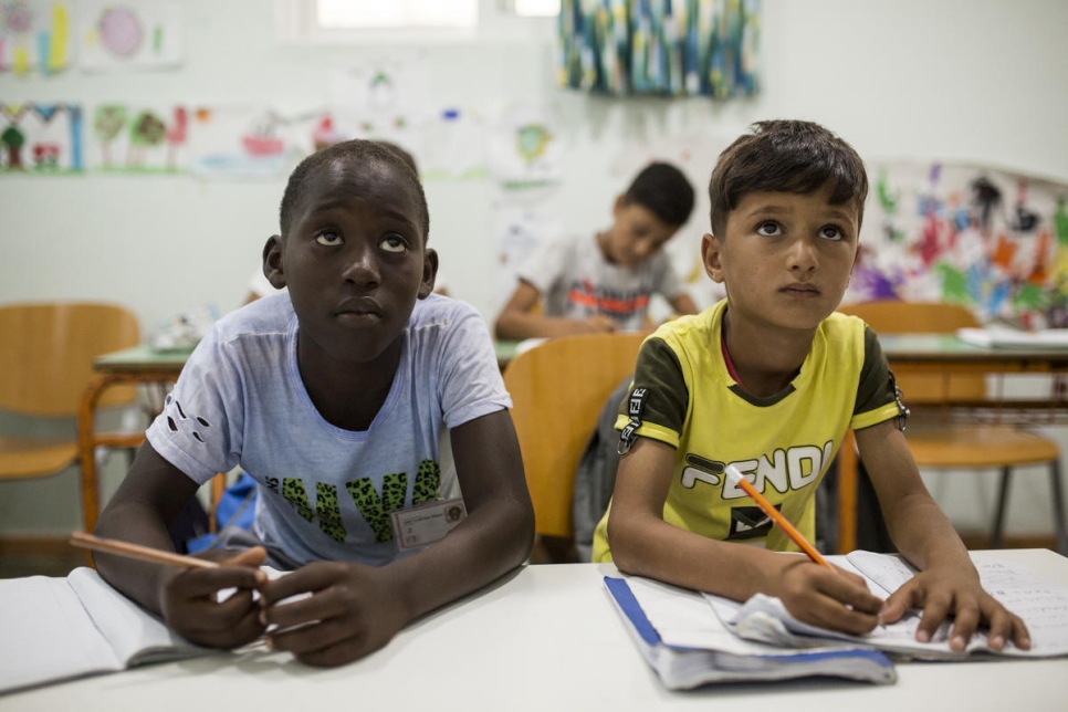 Des enfants qui vivent au Centre d'accueil et d'identification de Pyli apprennent le grec au centre d'éducation informelle KEDU sur l'île de Kos, en Grèce. 
