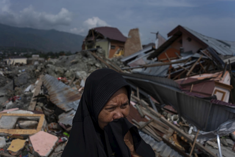 Rosmini, l'une des rescapées du séisme, inspecte les dégâts à Palu, en Indonésie. 