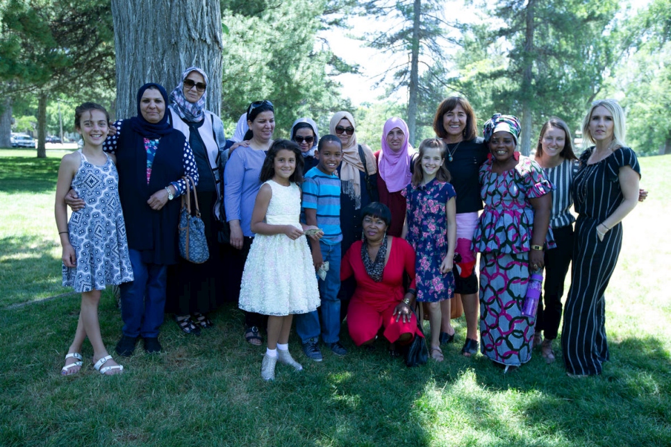 سميرة هرنيش (الرابعة من اليمين)، المشاركة في نهائيات جائزة نانسن للاجئ لعام 2018 عن الأميركيتين مع بعض المشاركات وموظفات "نساء العالم" وعائلاتهن.