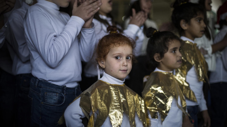 Âgée de quatre ans, Maysa El Kheiry a échappé à la guerre en Syrie en 2016. Deux ans plus tard, elle est inscrite à Father Andeweg Institute for the Deaf (FAID) où elle chante dans la chorale.