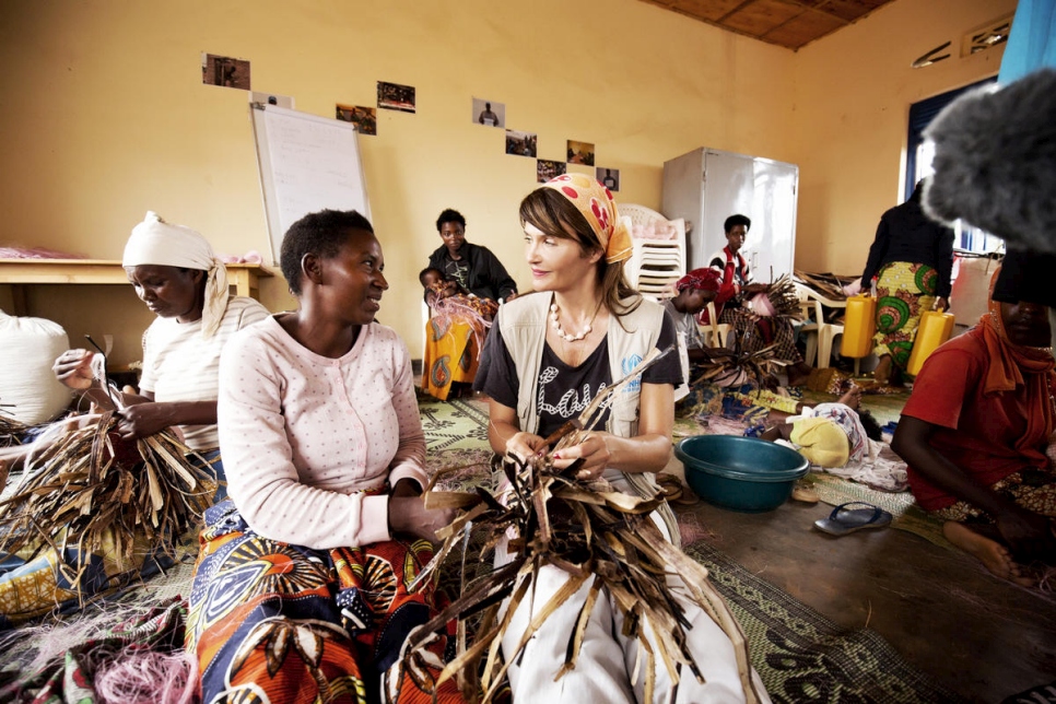 L'Ambassadrice de bonne volonté du HCR Helena Christensen rend visite à des réfugiés burundais au Rwanda.  