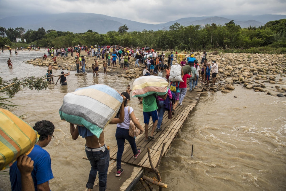 Colombia. Venezuelans risk life and limb to seek help