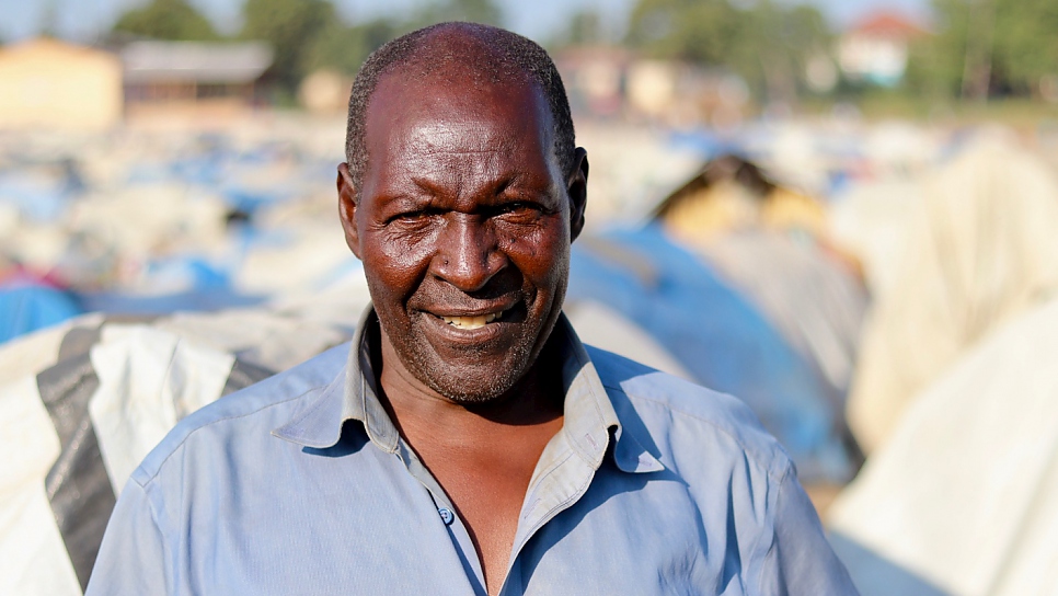 Betso, 70 ans, vit sur le site de l'Hôpital général de Bunia avec sa femme et ses sept enfants. La vie est difficile pour la famille dans le site de déplacés internes et leur avenir est incertain. 